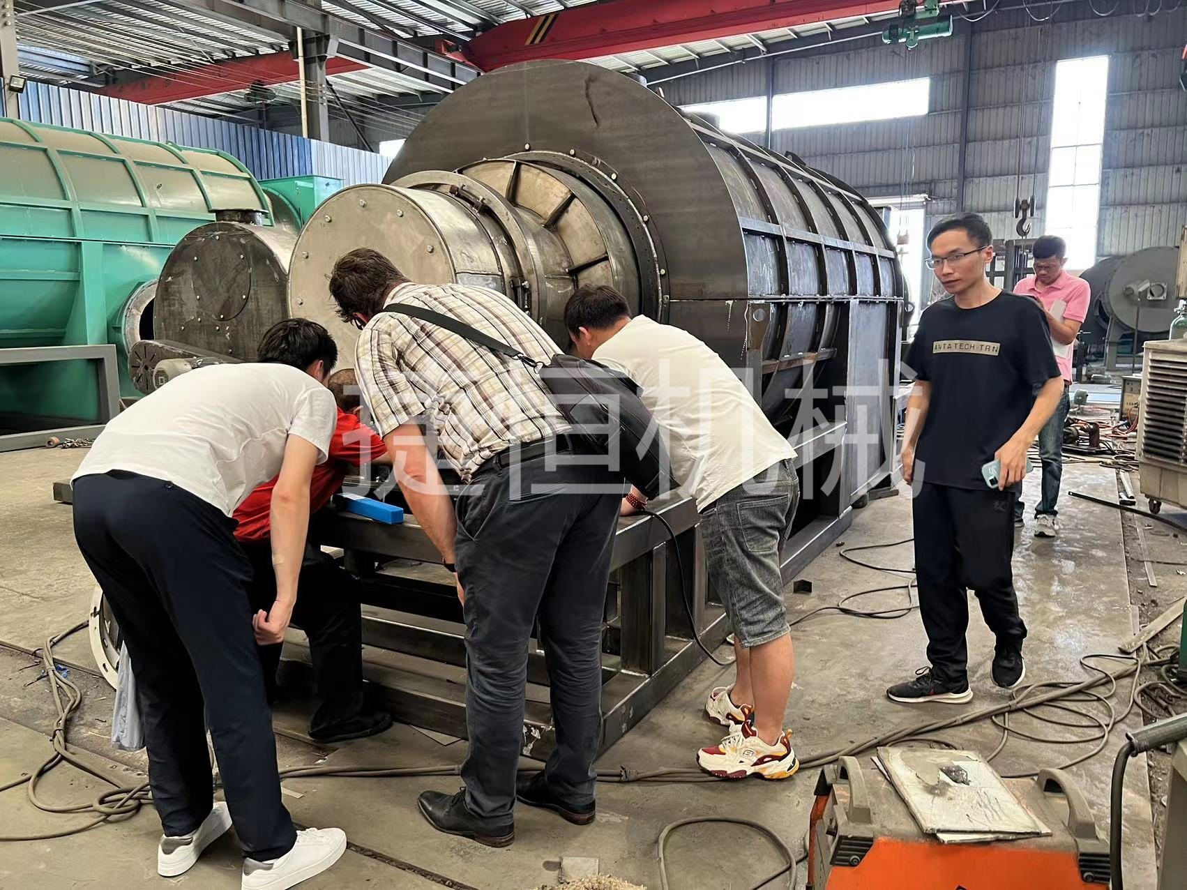 芬蘭客戶來工廠檢驗炭化機(jī)